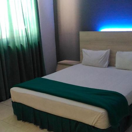 Hotel Kharisma Мадиун Екстериор снимка