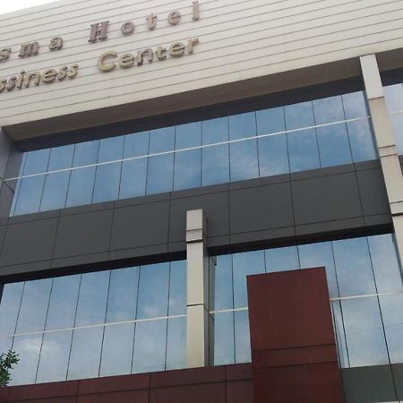 Hotel Kharisma Мадиун Екстериор снимка