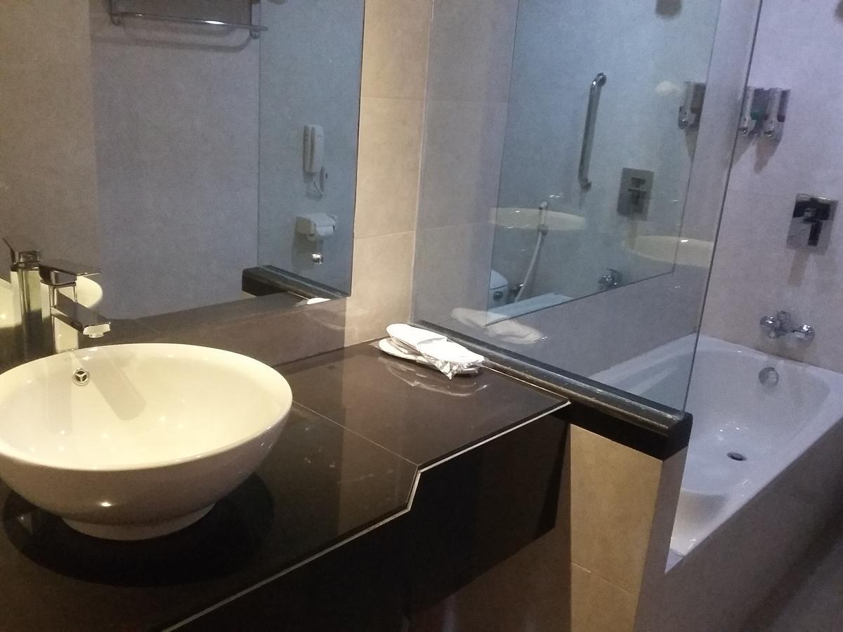 Hotel Kharisma Мадиун Екстериор снимка