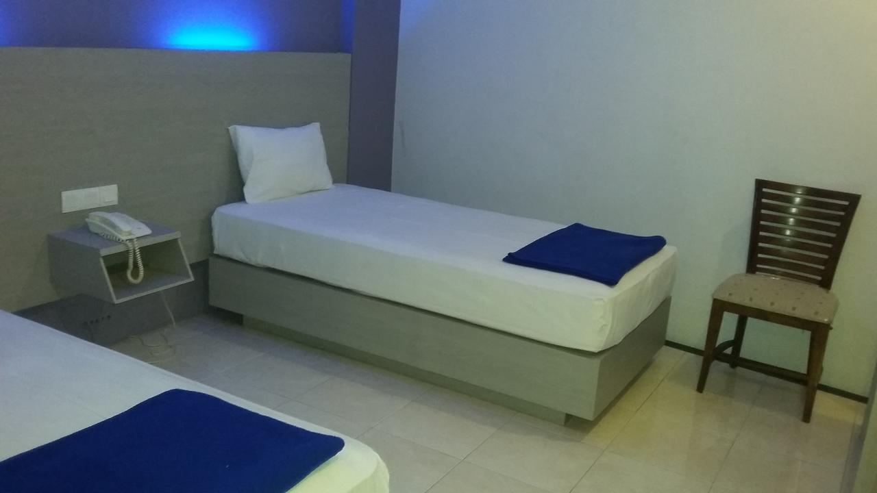 Hotel Kharisma Мадиун Екстериор снимка