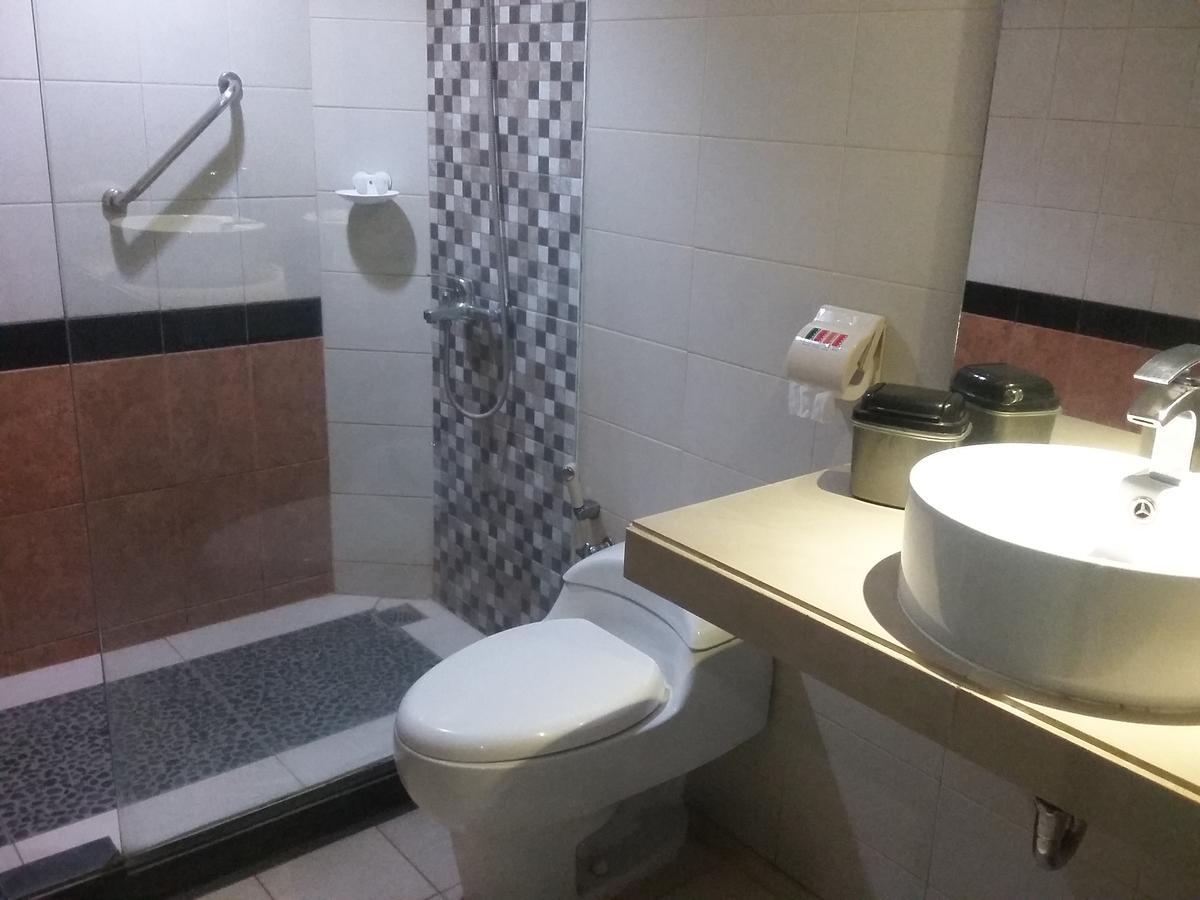 Hotel Kharisma Мадиун Екстериор снимка