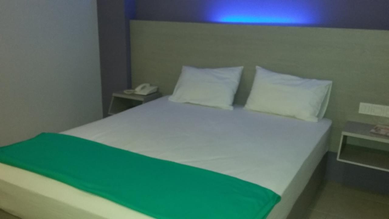 Hotel Kharisma Мадиун Екстериор снимка