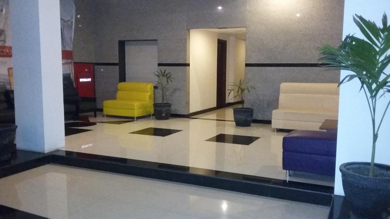 Hotel Kharisma Мадиун Екстериор снимка