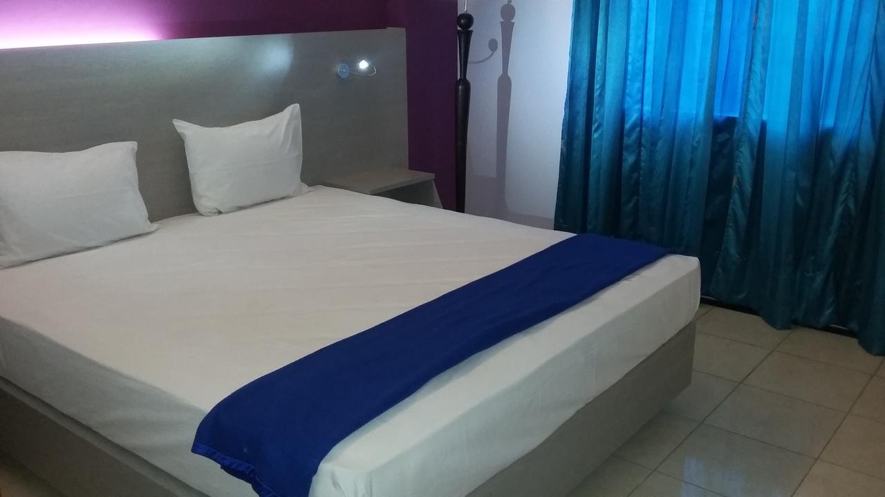 Hotel Kharisma Мадиун Екстериор снимка