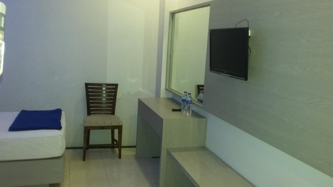 Hotel Kharisma Мадиун Екстериор снимка