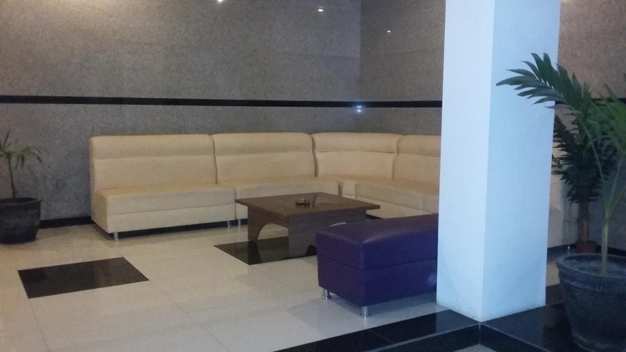 Hotel Kharisma Мадиун Екстериор снимка