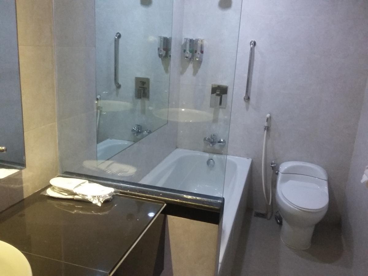 Hotel Kharisma Мадиун Екстериор снимка