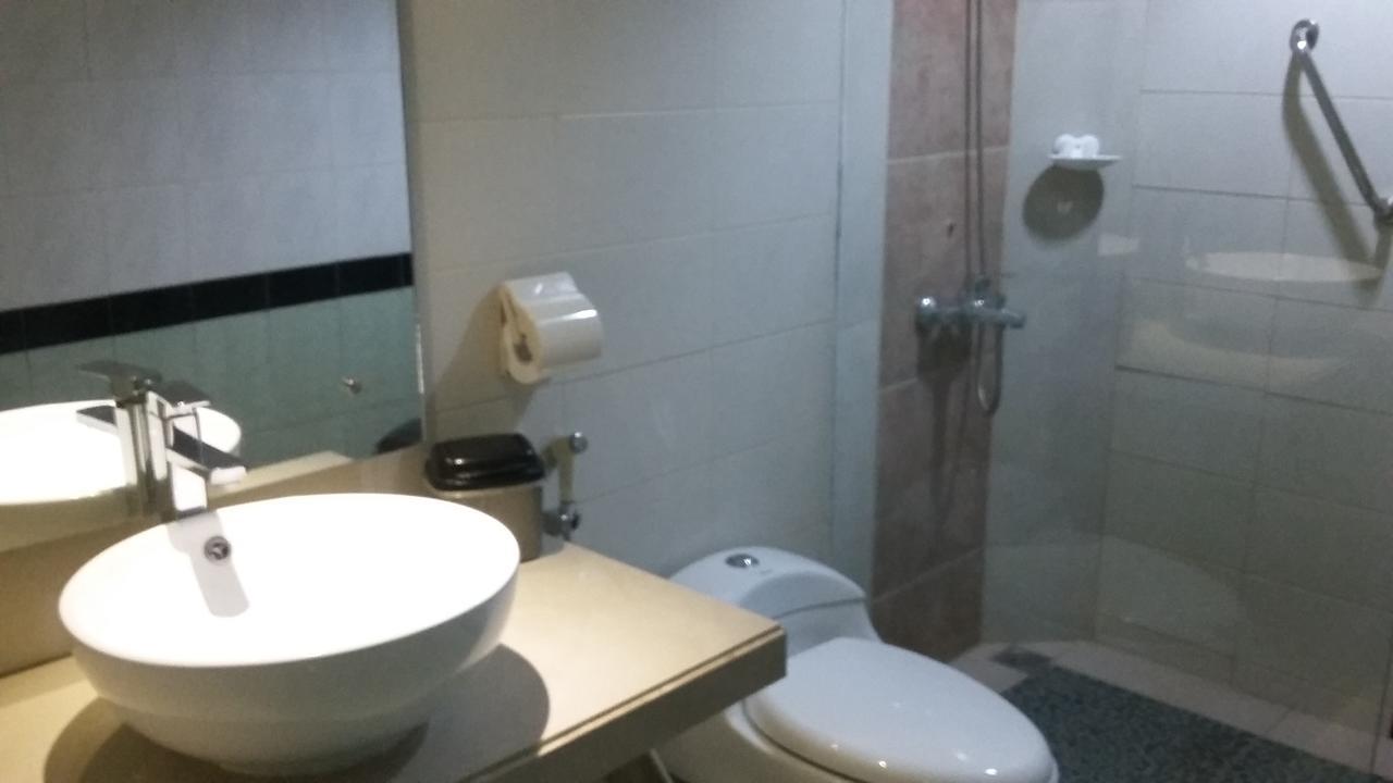 Hotel Kharisma Мадиун Екстериор снимка