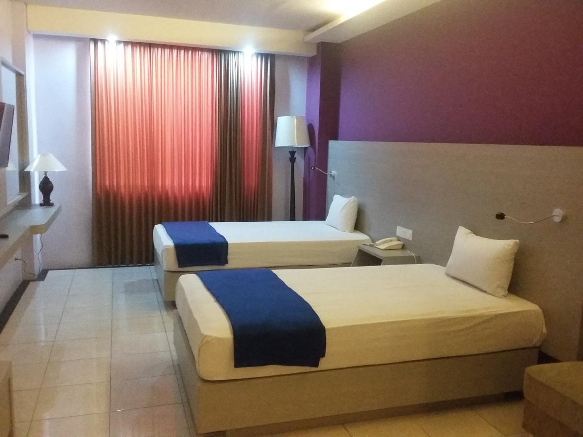 Hotel Kharisma Мадиун Екстериор снимка