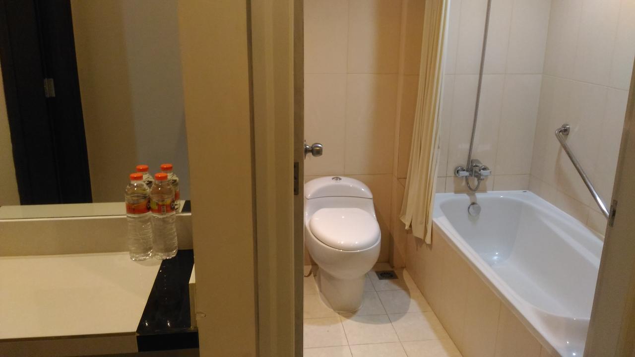 Hotel Kharisma Мадиун Екстериор снимка