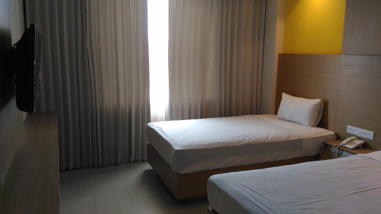 Hotel Kharisma Мадиун Екстериор снимка