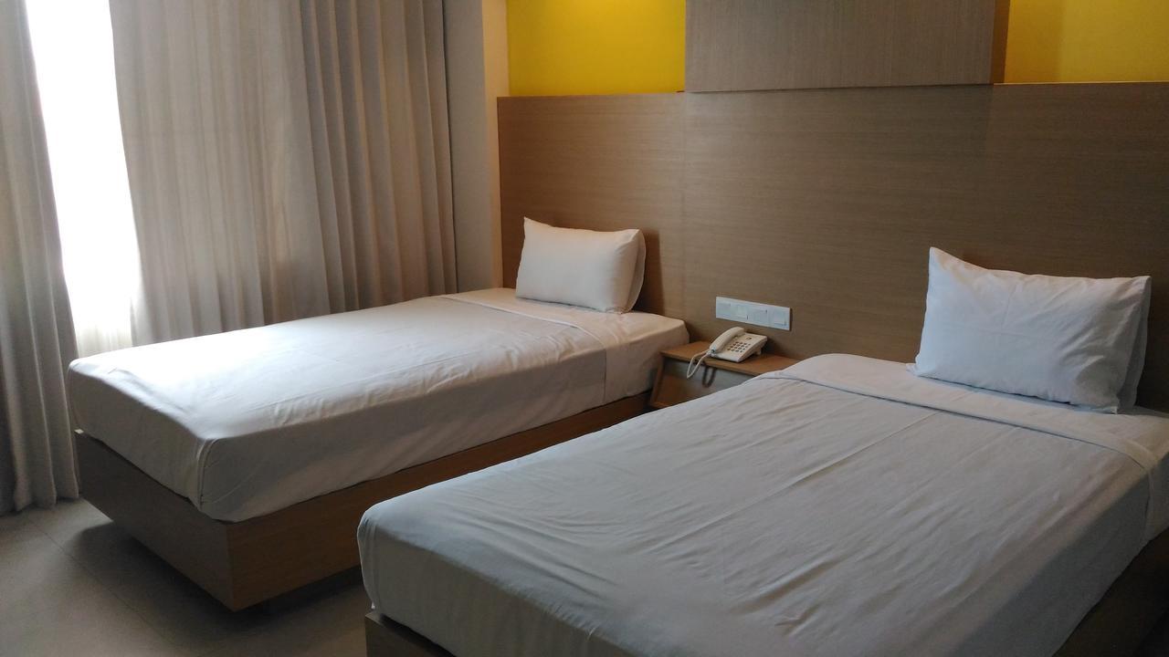Hotel Kharisma Мадиун Екстериор снимка