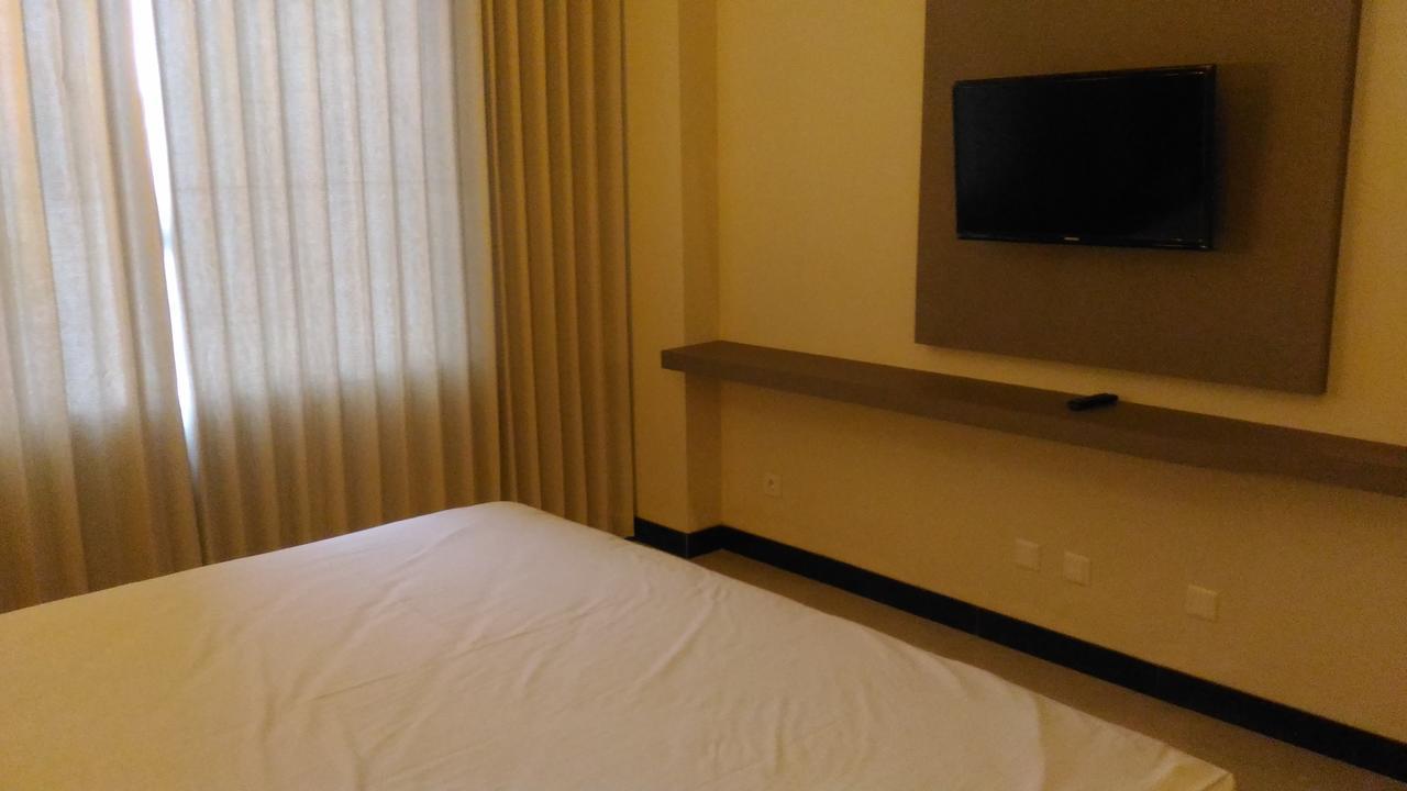 Hotel Kharisma Мадиун Екстериор снимка