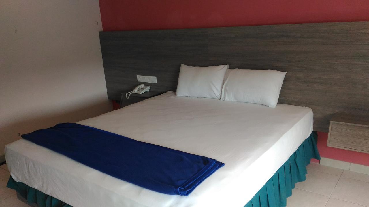 Hotel Kharisma Мадиун Екстериор снимка