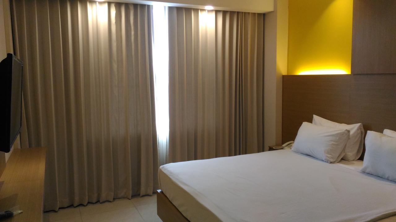 Hotel Kharisma Мадиун Екстериор снимка