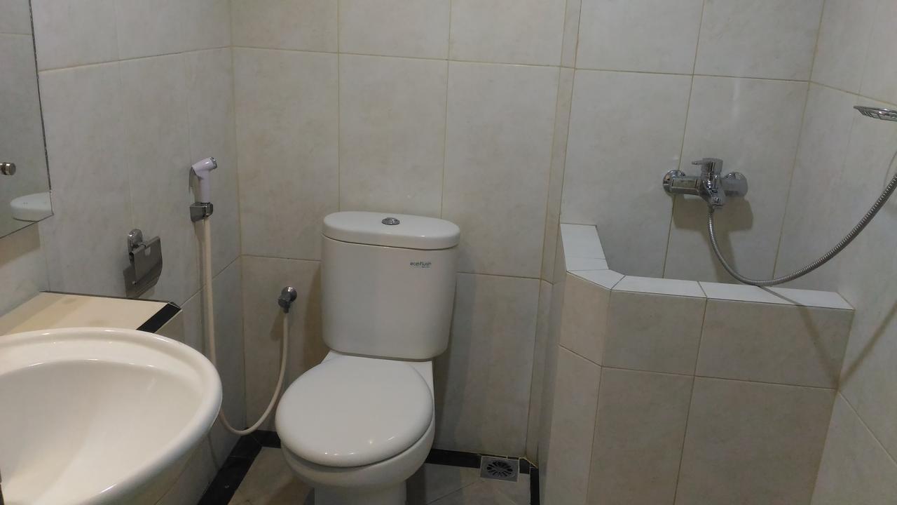 Hotel Kharisma Мадиун Екстериор снимка