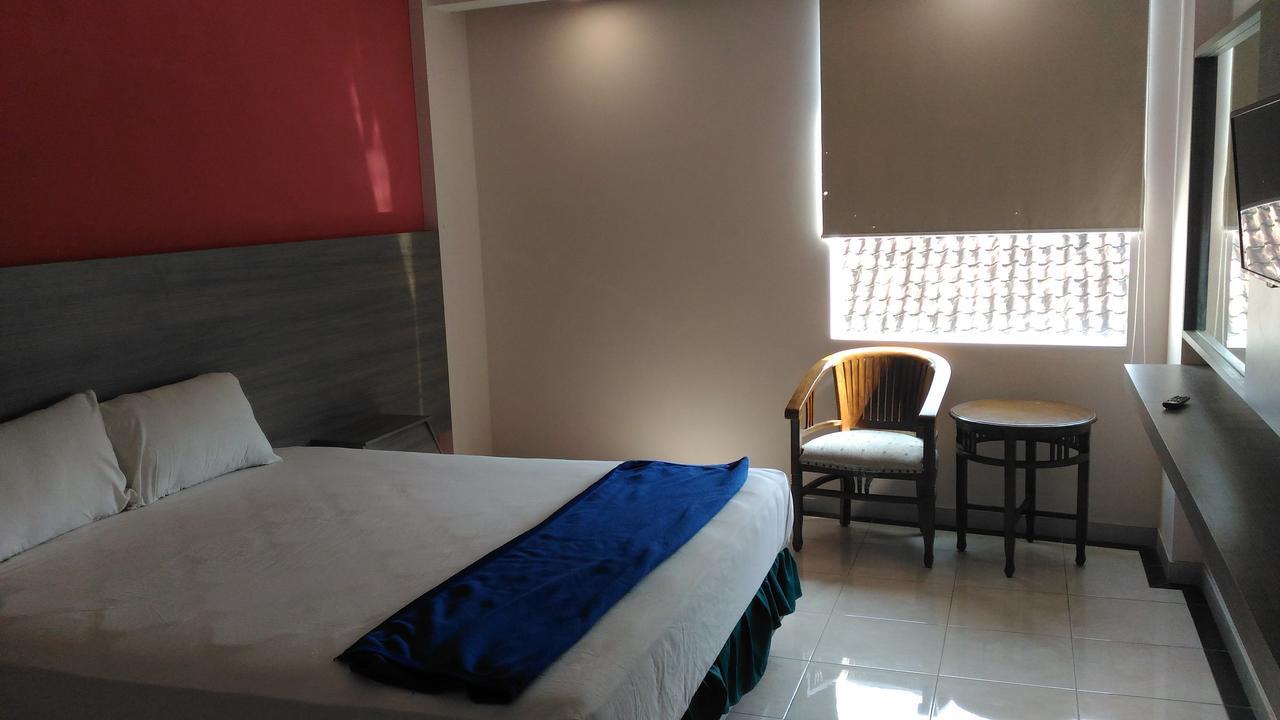 Hotel Kharisma Мадиун Екстериор снимка