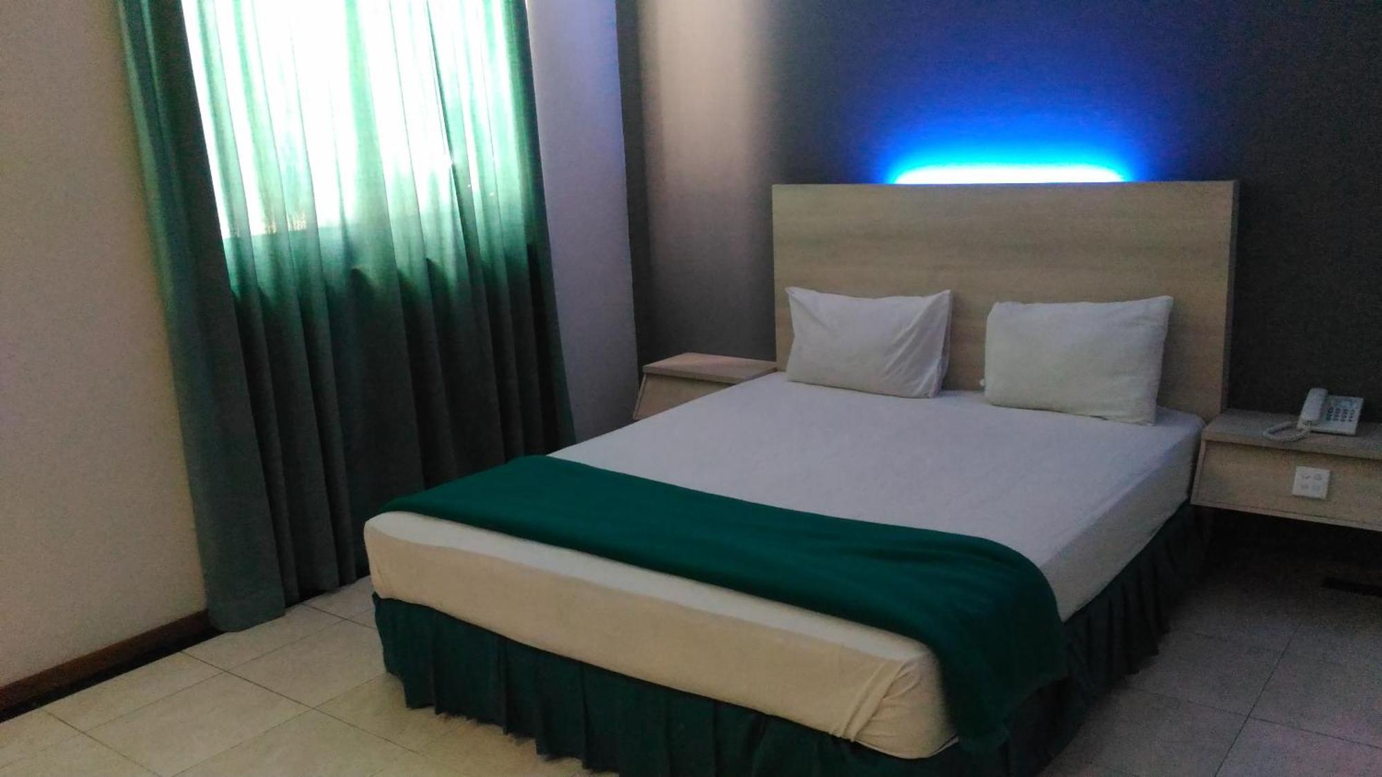 Hotel Kharisma Мадиун Екстериор снимка