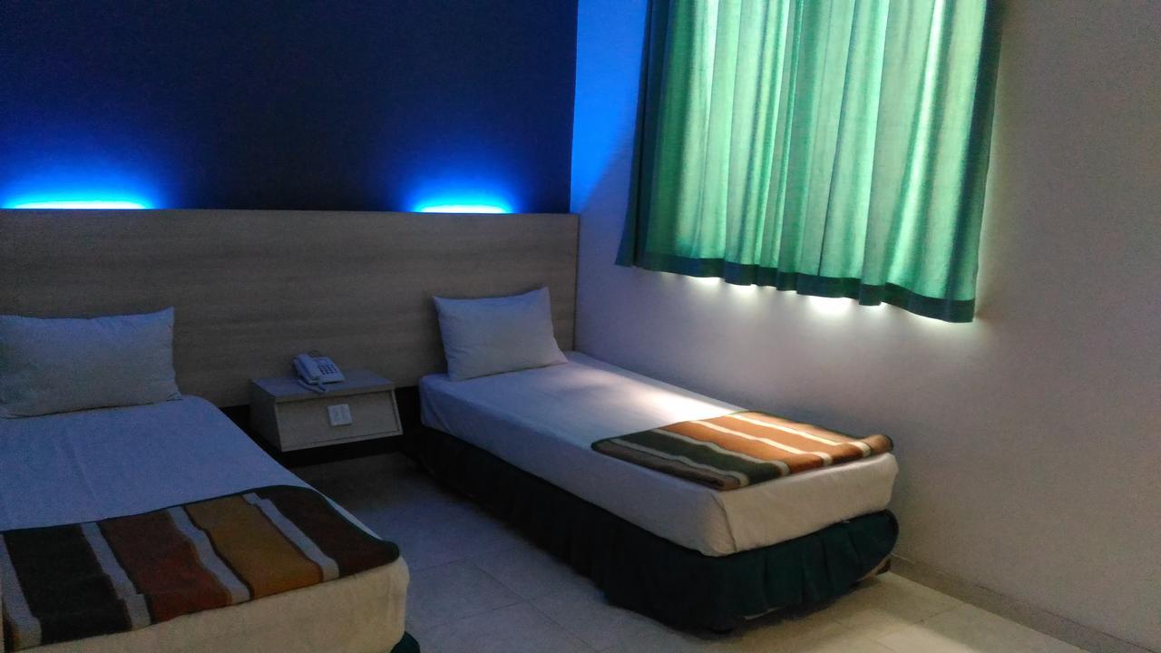 Hotel Kharisma Мадиун Екстериор снимка