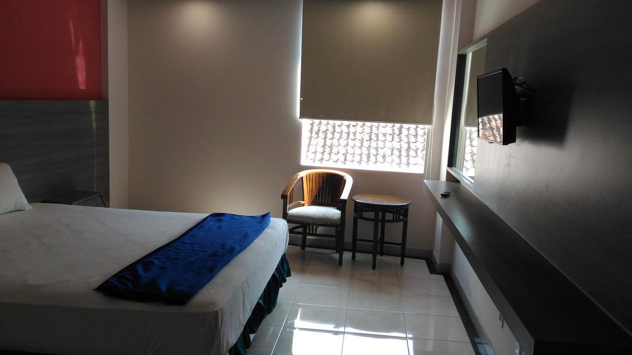 Hotel Kharisma Мадиун Екстериор снимка
