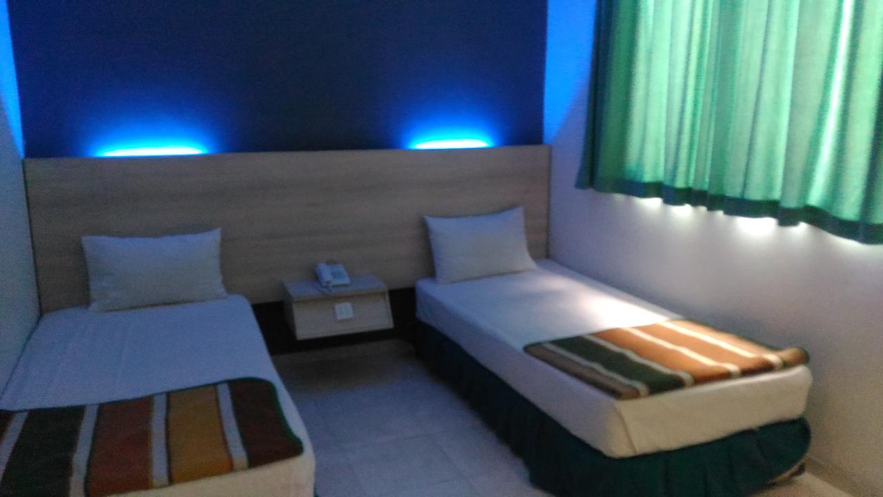 Hotel Kharisma Мадиун Екстериор снимка