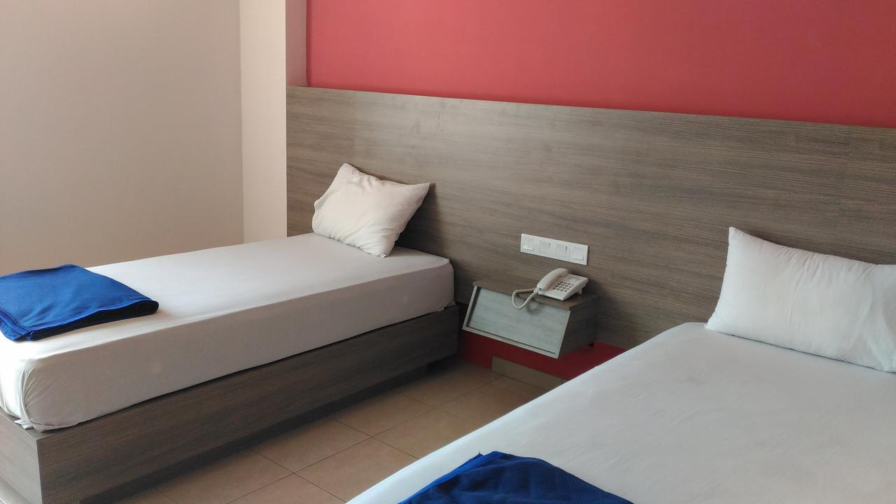 Hotel Kharisma Мадиун Екстериор снимка