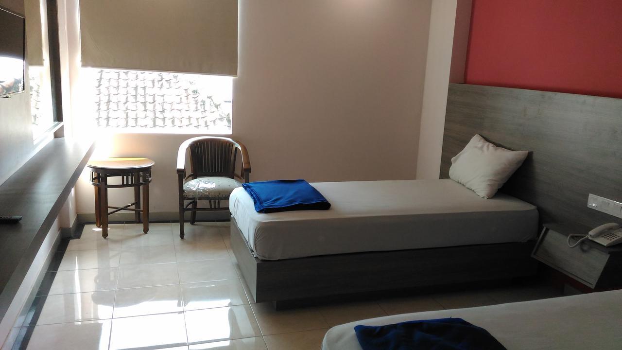 Hotel Kharisma Мадиун Екстериор снимка