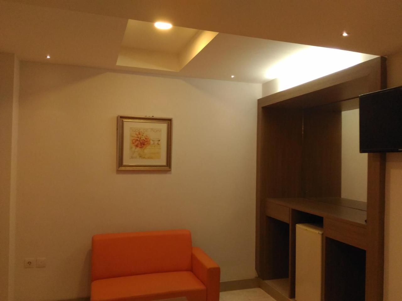 Hotel Kharisma Мадиун Екстериор снимка