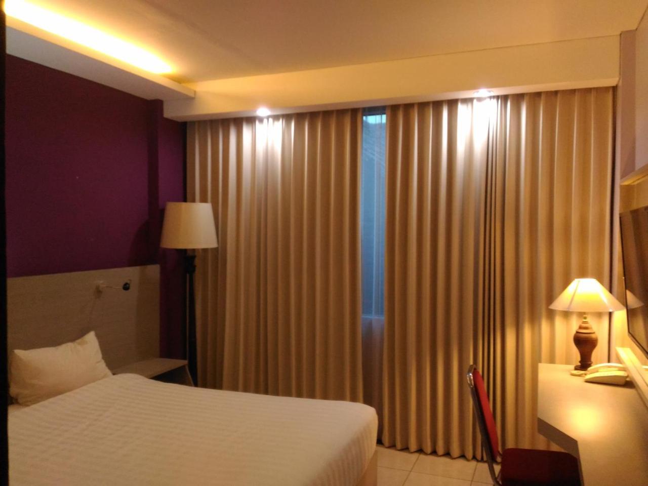 Hotel Kharisma Мадиун Екстериор снимка