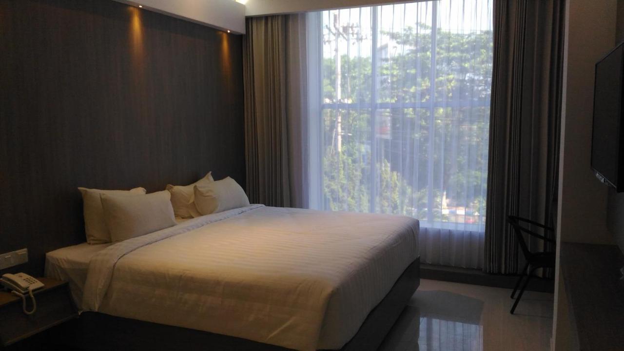 Hotel Kharisma Мадиун Екстериор снимка