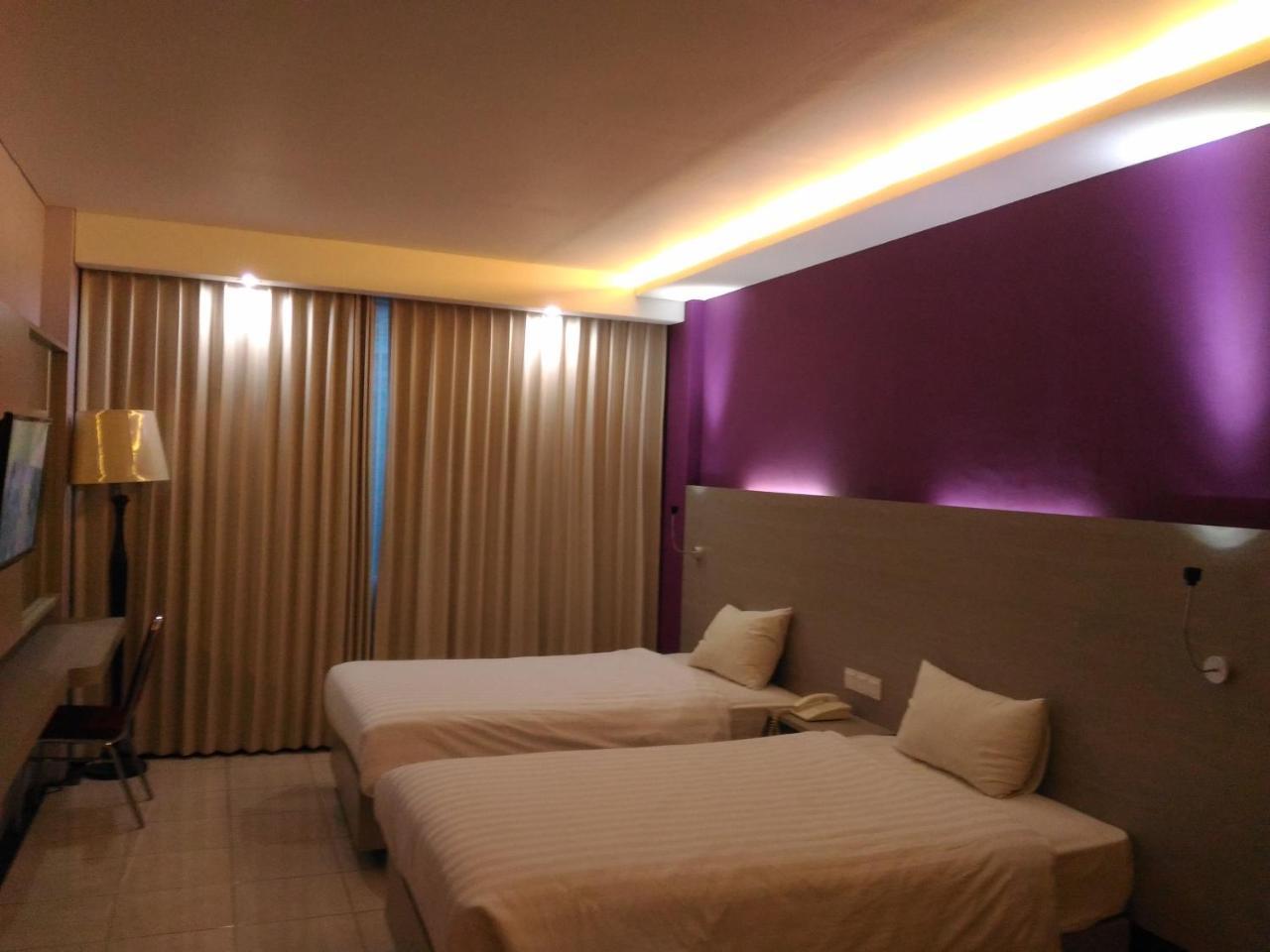 Hotel Kharisma Мадиун Екстериор снимка