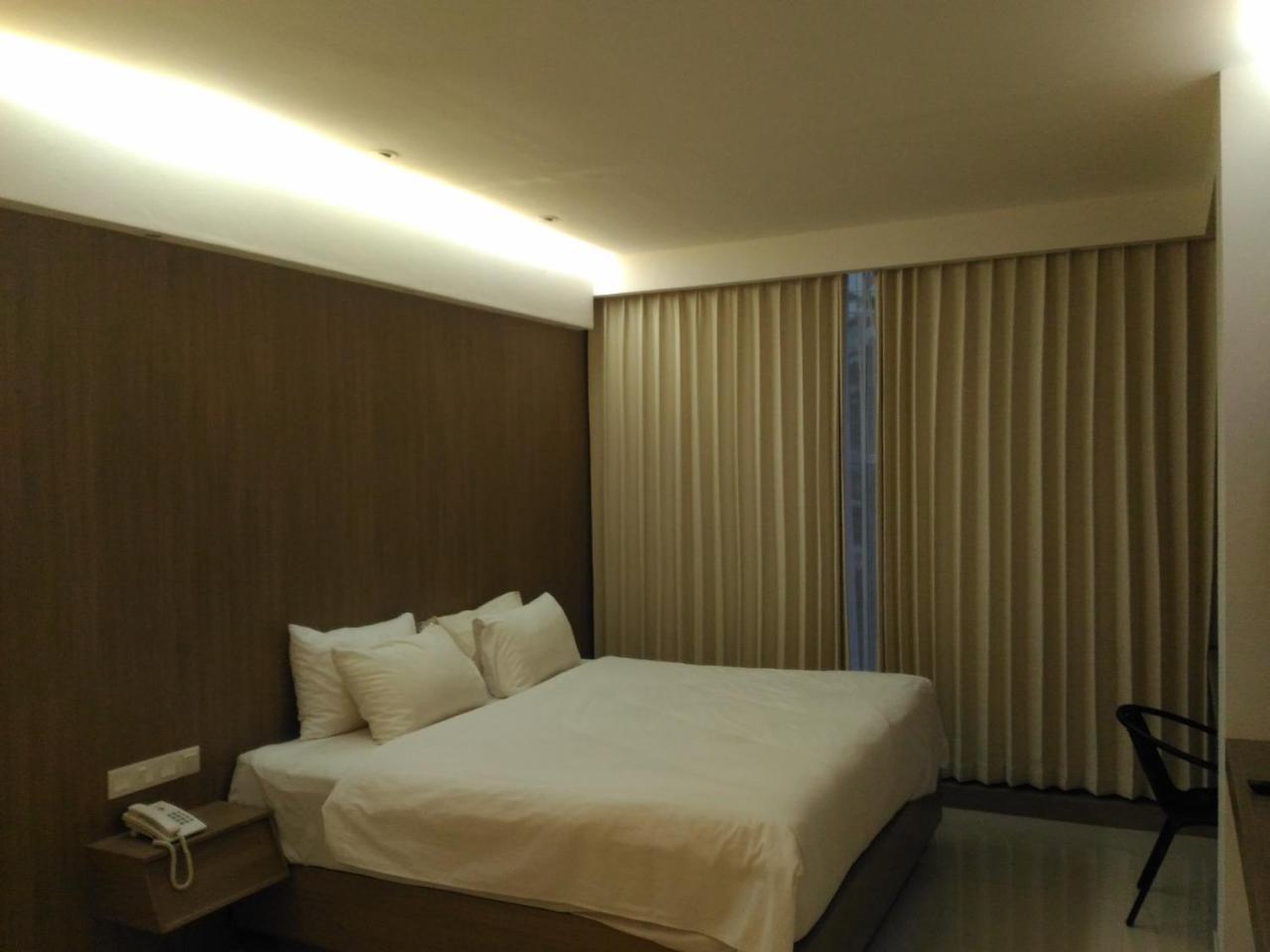 Hotel Kharisma Мадиун Екстериор снимка