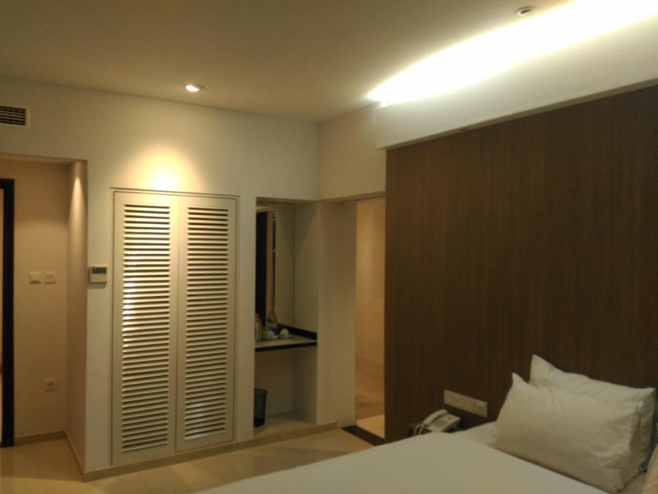 Hotel Kharisma Мадиун Екстериор снимка