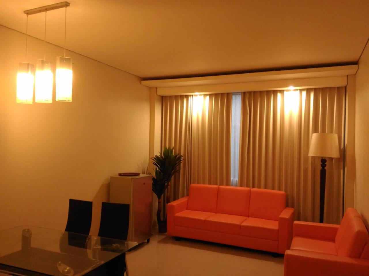 Hotel Kharisma Мадиун Екстериор снимка
