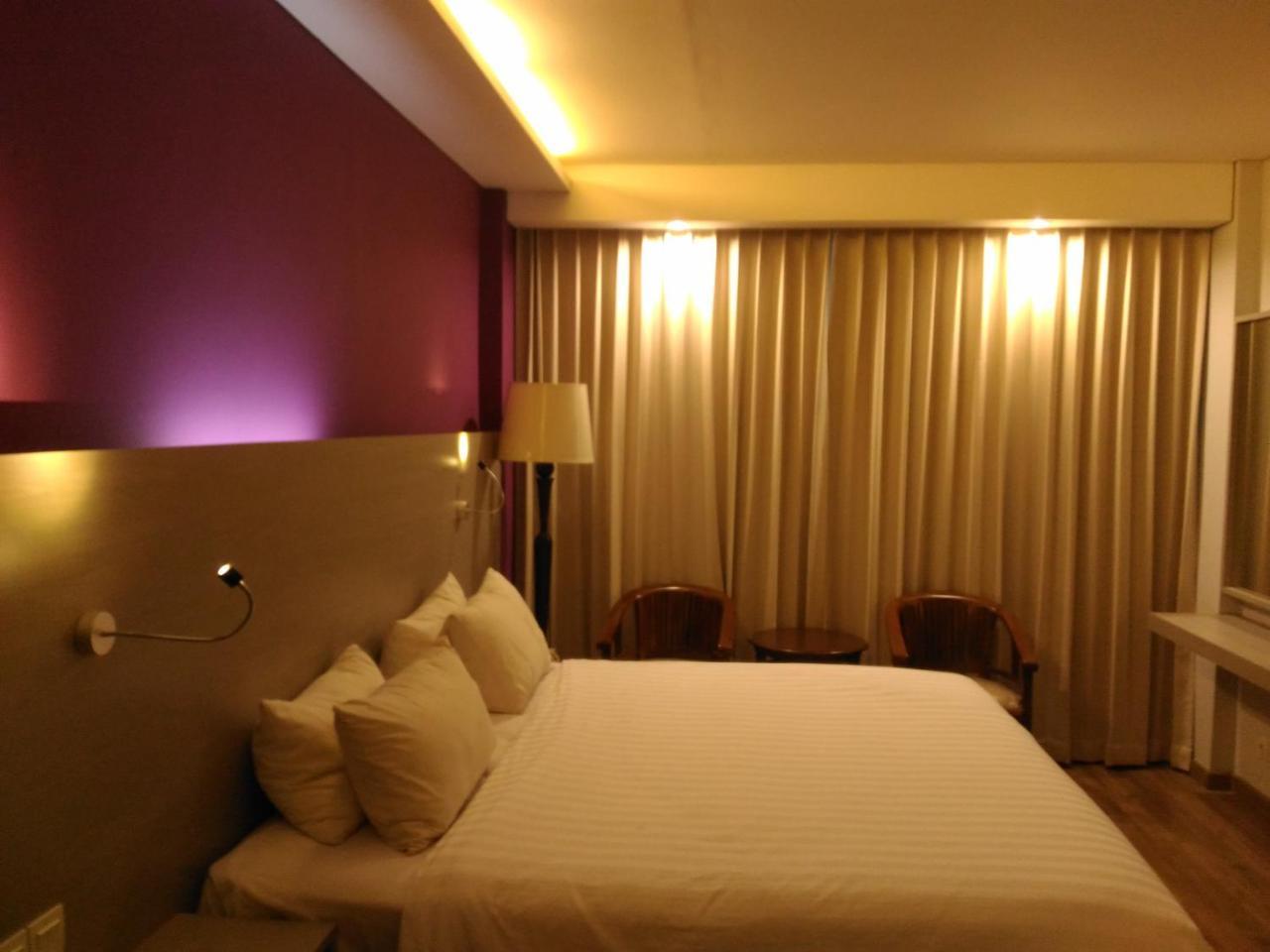 Hotel Kharisma Мадиун Екстериор снимка