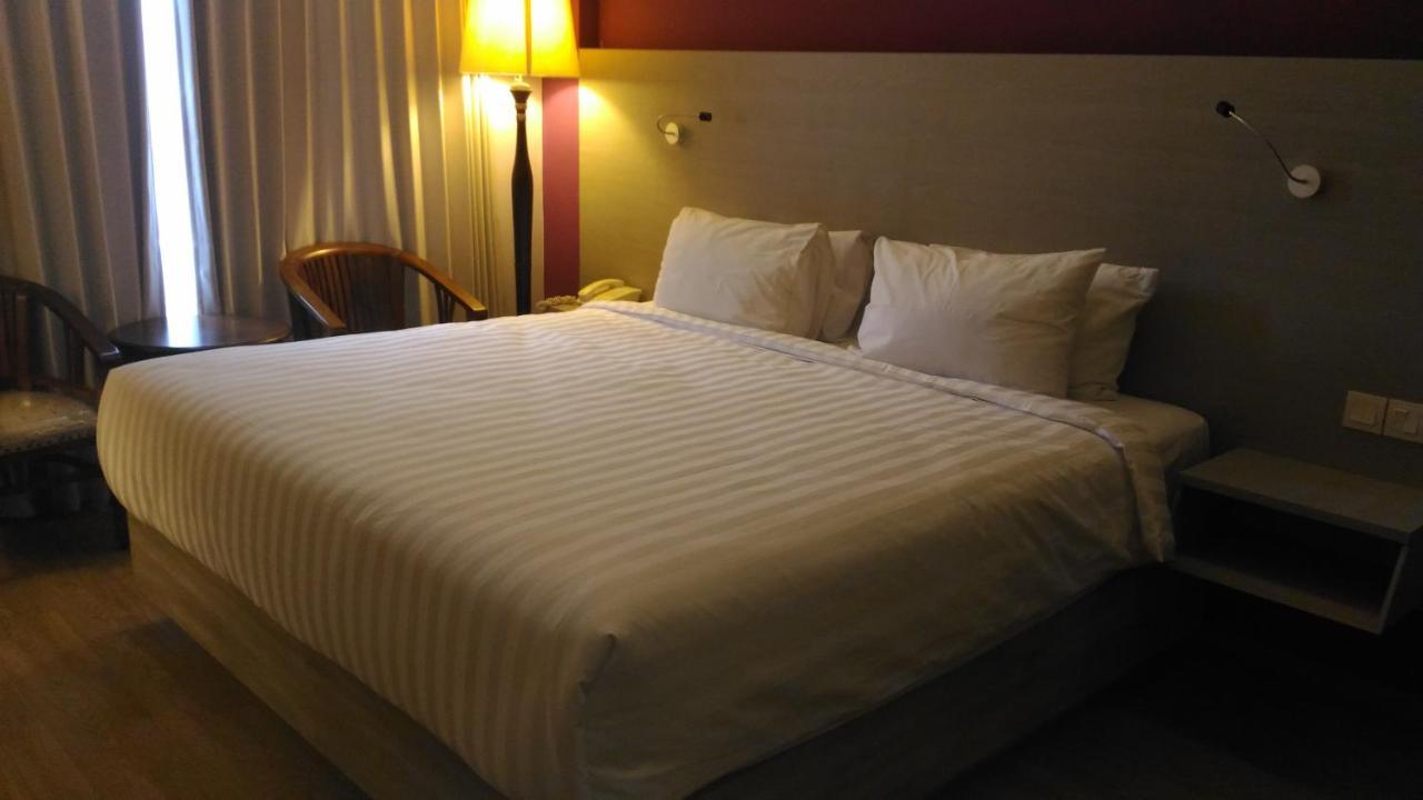 Hotel Kharisma Мадиун Екстериор снимка