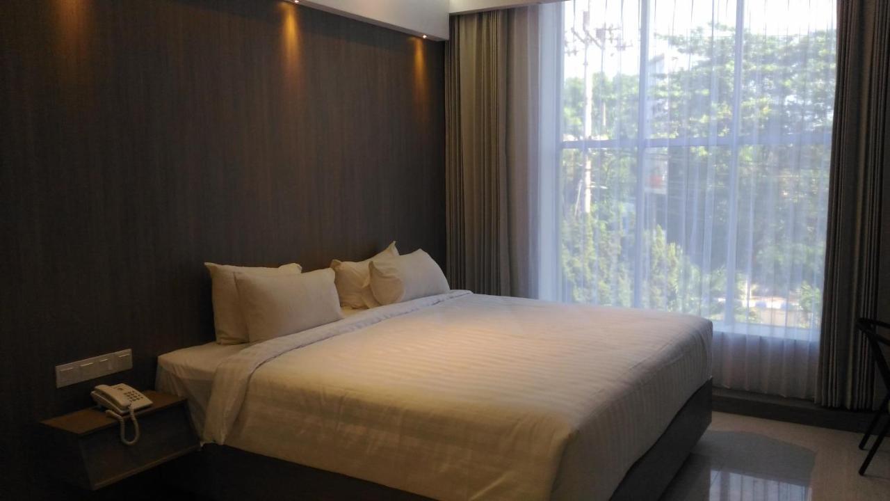Hotel Kharisma Мадиун Екстериор снимка